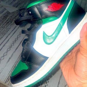 Jordan 1 Mid Pine Green Size 6y in boys size 8 in womens